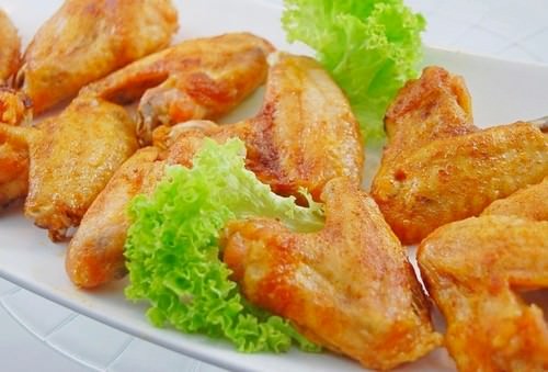 Как приготовить куриные крылышки на сковороде?