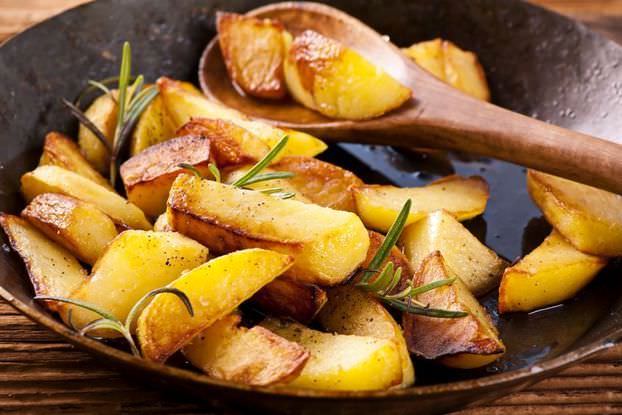 Как вкусно пожарить картошку на сковороде?