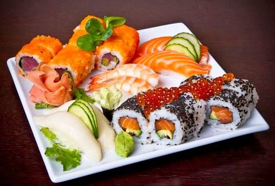 Чем полезны суши и стоит ли их готовить?