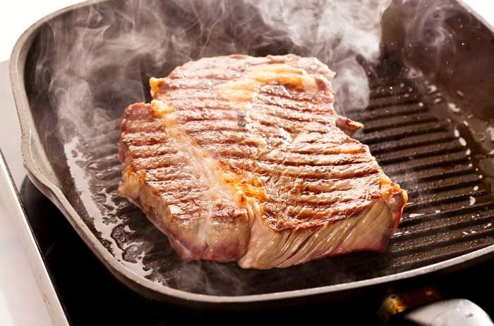 Как жарить мясо на сковороде-гриль