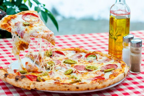Пицца – самое востребованное блюдо среди клиентов служб доставки еды на дом