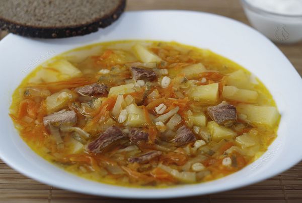 Рассольник: традиционный суп с солеными огурцами, мясом и перловой крупой это время трем