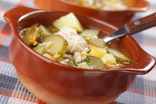 Рассольник: традиционный суп с солеными огурцами, мясом и перловой крупой до полной готовности