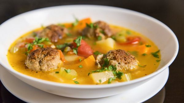 Суп с фрикадельками и овощами мясной фарш добавим яичный желток