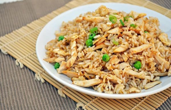 Жареный рис с овощами и курицей