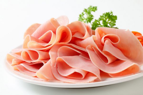 Итальянские мясные деликатесы Плотная, пряная саламе, именуемая