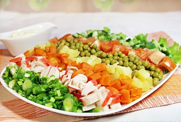 Овощной салат с крабовыми палочками