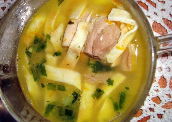 Куриный суп с лапшой из омлета