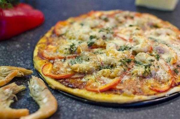 Итальянская пицца с креветками столу пицца