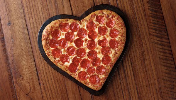 Пицца в виде сердца смажьте его маргарином
