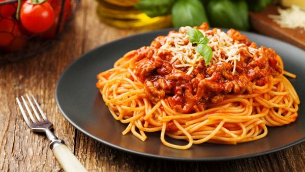 Рецепт приготовления спагетти под соусом болоньезе тушите до полного испарения жидкости