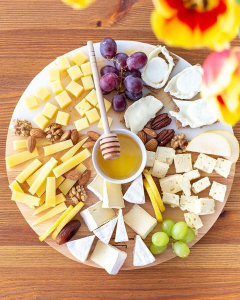 Сырная тарелка: оформление в домашних условиях Мягкие сорта сыра лучше располагать